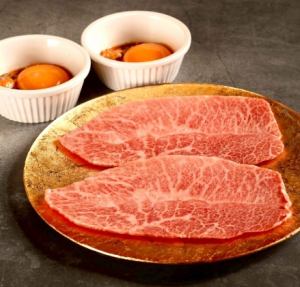 和牛上等牛柳配海胆烤寿喜烧