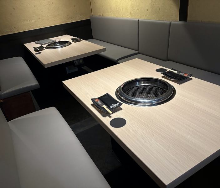 [In-store table seating] Suitable for a wide range of guests, from individuals to families and groups.Guests can forget the hustle and bustle of the city in a relaxed atmosphere and enjoy the exquisite yakiniku, which will leave you in a state of ecstasy.Enjoy an extraordinary space at a luxurious table ☆