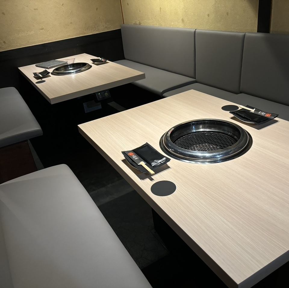 半個室席ご用意しております。落ち着いた空間で食事を楽しめます