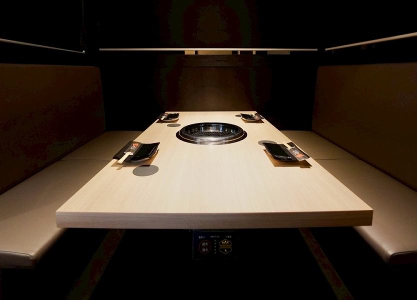 【4名様半個室席】無煙ロースターで臭いも煙もない半個室の空間はストレスなく長時間のご利用もいただけます。プライベートな食事会や接待などにぴったりのゆったりソファー席です。