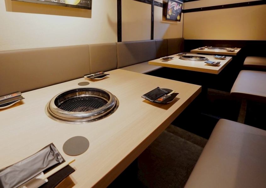 【店内テーブル席】少人数から大人数、ファミリーのご利用もご案内できます。最大14名まで横並びのお席でご案内可能です。テーブルに取り付けるお子様用の椅子のご用意もございますので、気軽にお声掛けください。