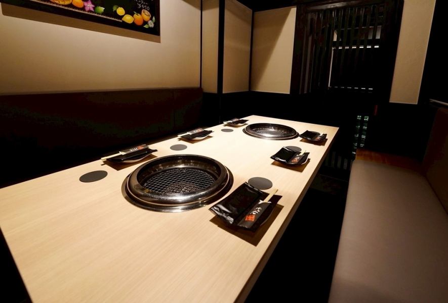 【8名半個室】当店最大の半個室です。大切な人のお祝いや、ご家族での食事、各種宴会など、人目を気にせず様々なシーンでご利用いただけます。