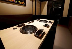 4~7명까지 이용하실 수 있는 반 개인실의 자리가 있습니다.