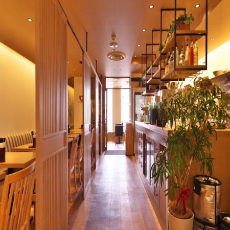 We aimed to create a relaxing interior space with greenery in the modern Japanese restaurant.