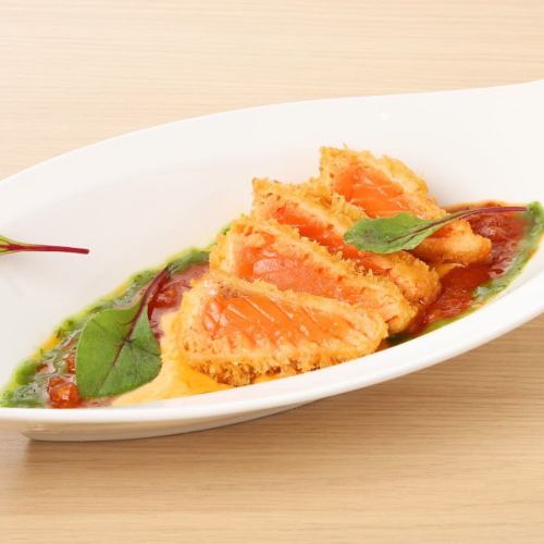 キングサーモンレアカツ オマール海老ソース