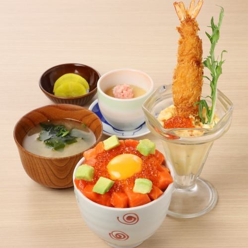 キングサーモンといくらの親子丼とジャンボ海老パフェ