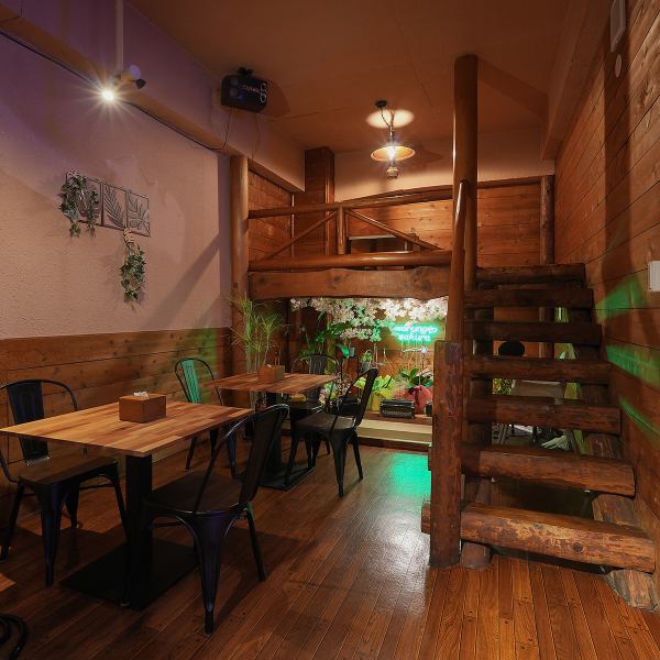 広々としたテーブル席は、仲間や家族と料理を囲んでワイワイ楽しめる空間◎温かみある内装が心地よく、シェアスタイルのお料理にもぴったり♪貸切利用で宴会や二次会にも対応できる自由度の高さが人気です!