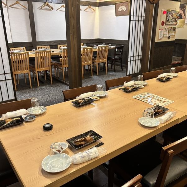 全席テーブル席となっております。テーブルに仕切りもございますので安心してお楽しみいただけます。