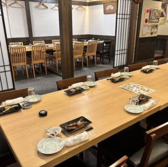 我们接受20至25人团体的整桌或整层预订。我们接受30人及以上团体预订餐厅所有座位。请不要犹豫，咨询我们。