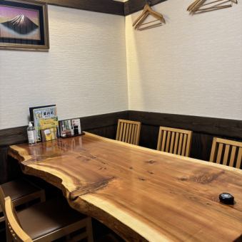 这是一个完全私密的包厢（VIP包间）。房主也称赞房间内木质的温暖氛围。请将其用于各种场合，例如商务招待或家庭聚会。