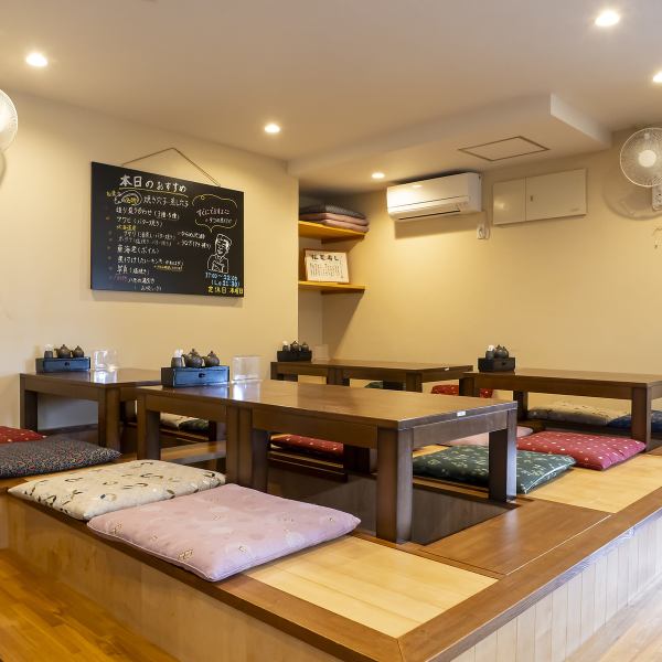 店内は全体的に落ち着いた和の空間で統一されており、照明もやわらかく、ゆったりと食事を楽しめる雰囲気が魅力です。過度に賑やかすぎず、大人が静かに会話を楽しめる空間設計は、接待や夫婦での利用、食通同士の集まりにも好相性。和食店ならではの清潔感と品のある空気が、訪れる人の気持ちを自然と和ませてくれます。