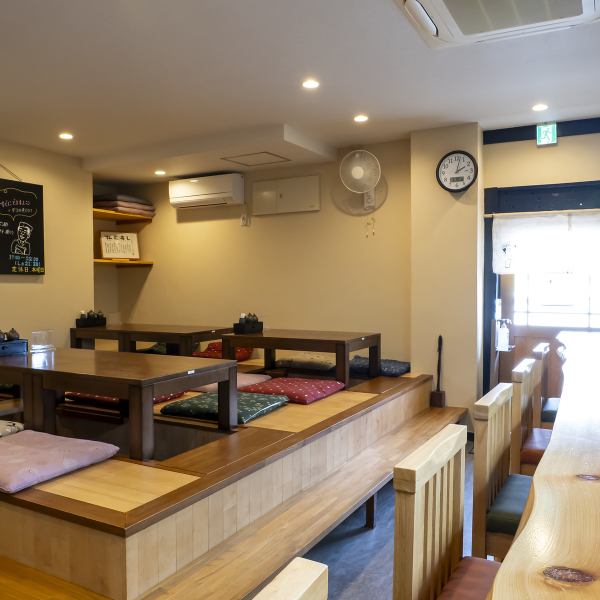 掘りごたつ席は、足を伸ばしてくつろげる快適なつくりが好評で、2名～4名の少人数利用にぴったり。温かみある木目の内装とやさしい照明に包まれ、肩の力を抜いて食事や会話を楽しめます。友人との落ち着いた食事や夫婦でのゆったりディナー、親族の食事会など、さまざまなシーンで重宝される心地よい空間です。