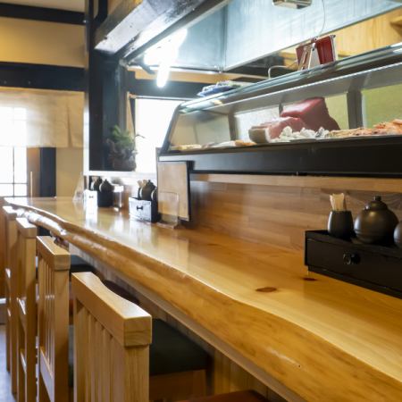 カウンター席は、初めて来店される方にも好評のオープンな雰囲気。職人がやさしく話しかけながら、好みに応じた握りやお酒を提案してくれることもあり、会話を楽しみながら自然に料理が進みます。一人でも過ごしやすい温かさが、この店ならではです。
