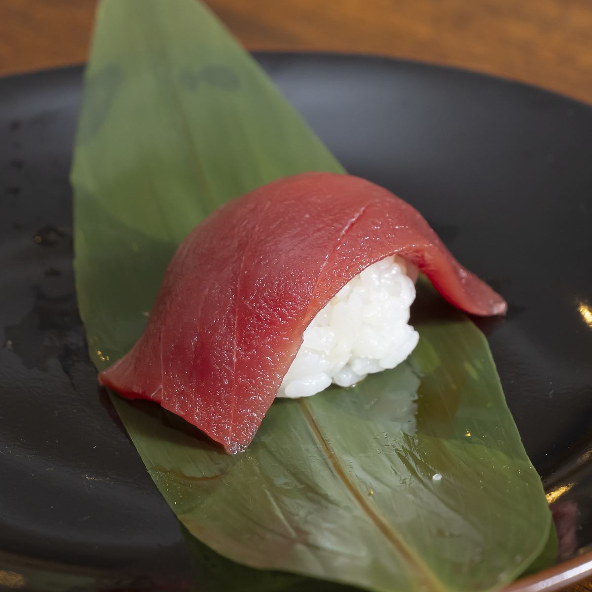 鮮魚の旨さを引き立てる寿司と酒