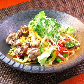 炭焼き鶏とたっぷりチーズのシーザーサラダ