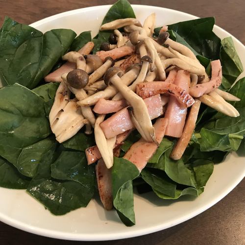 This spinach salad with bacon