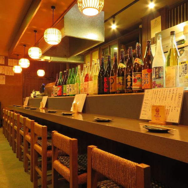 【カウンター席でしっぽりと。】調理風景や店主との会話をお楽しみいただきながら食事を楽しめるカウンター席を中心にお席をご用意しております。サシ飲みにピッタリのテーブル席もご用意しております。