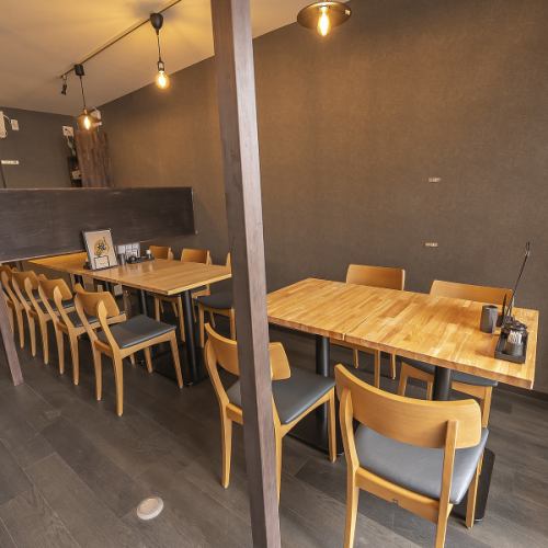 <p>4名様掛けテーブルを3卓完備。料理をシェアしやすい配置で、会話を楽しみながらゆったりお過ごしいただけます。ご家族、お子様連れでも安心して利用でき、普段使いから記念日まで幅広く対応できます。</p>
