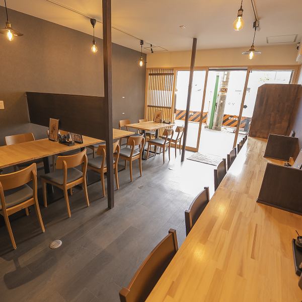 店内は高級感のあるやや薄暗い照明で統一し、ゆっくりと食事を楽しめる大人の雰囲気。専門店らしさを感じつつも、気取らず入りやすい空間で、カップルや新婚さんの食事にもおすすめです。