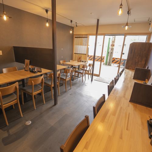 <p>店内は高級感のあるやや薄暗い照明で統一し、ゆっくりと食事を楽しめる大人の雰囲気。専門店らしさを感じつつも、気取らず入りやすい空間で、カップルや新婚さんの食事にもおすすめです。</p>