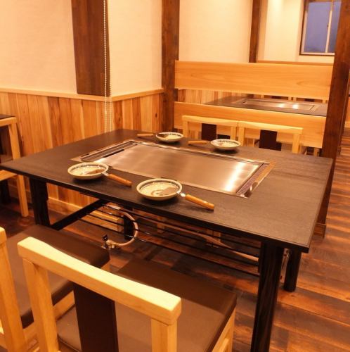 4名様用のテーブル席あり