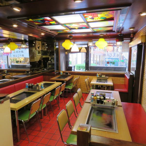 【懐かしい雰囲気のレトロな空間】店内はどこか懐かしいレトロな雰囲気◎創業から変わらない、昔ながらの鉄板を囲んで食事を楽しむスタイルが特徴です。タイムスリップしたような空間で、ゆったりとくつろぎながら、美味しいお好み焼きやもんじゃをご堪能ください。