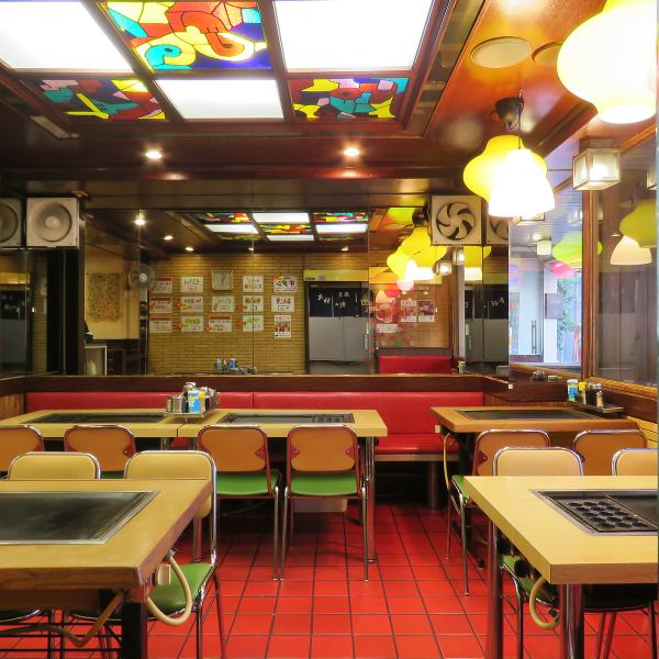 【賑やかで活気のあるオープンな空間】鉄板を囲んで食事を楽しむスタイルなので、自然と会話が弾むような活気のある雰囲気です。店内はオープンな造りで、周りの賑やかさを感じながら、ワイワイ楽しく過ごせます。気兼ねなく楽しめる雰囲気は、友人や家族との食事にぴったり◎