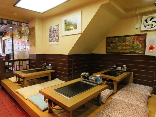 Relaxing time around a griddle in a nostalgic, retro Showa-era space.