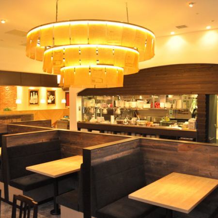 Warm lighting creates a warm atmosphere.The comfortable space is also recommended for lunch time ♪