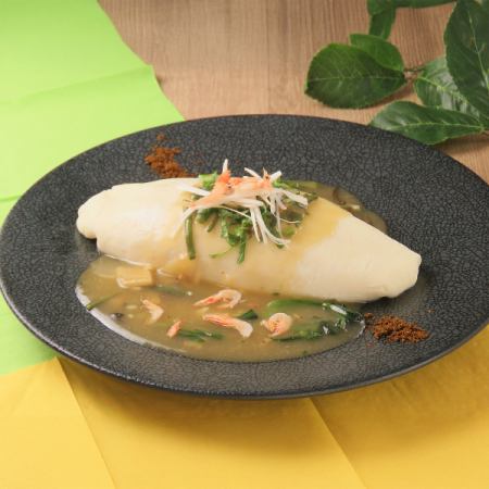 純白オムライス　桜海老と山菜の餡かけバターソース