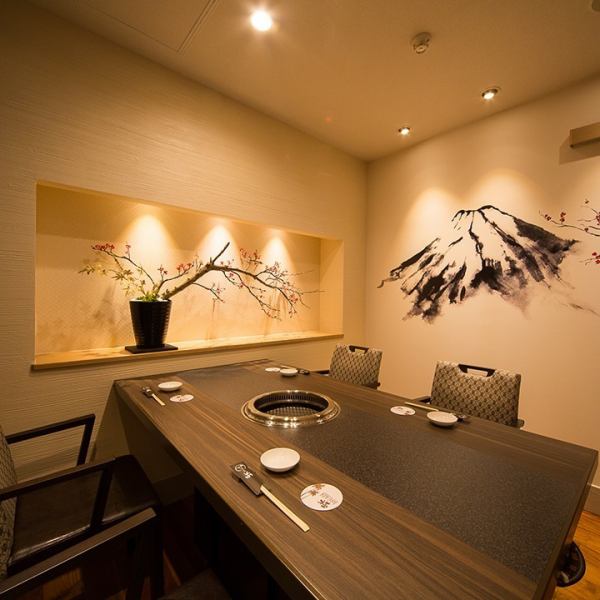 [可容纳4人的日式现代私人房间]此座位推荐用于娱乐和特色餐点。墙上还画着富士山，这也是日本人的象征，为成年人创造了高质量的时光。这是一个拥有绝佳氛围的座椅，只要适量的证明，您就可以在用餐中感受到“日本”的气息。