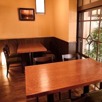 テーブル個室／4名卓×２・・・大正ロマンが楽しめる、どこか懐かしいお部屋