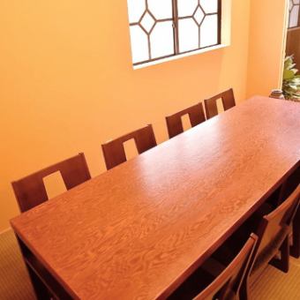 テーブル完全個室／8名卓×１…店外からお部屋に直接入れる専用出入り口があるお部屋。特別感のあるお部屋です。