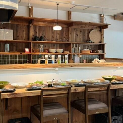 <p>This restaurant is set in a warm wooden space and serves dishes made with carefully selected natural ingredients from northern Hiroshima Prefecture and the Chugoku region.At the counter seats, you can relax and enjoy delicious, freshly cooked food right in front of you.It's a comfortable place where you can easily drop in even if you're alone.</p>