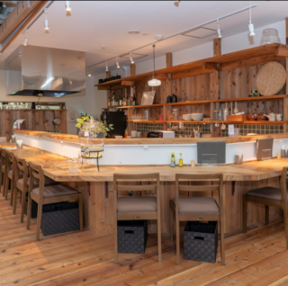 It features a simple design made of natural wood, and the counter seats have a calm atmosphere that makes it easy for even one person to use.You can enjoy the chef's skills up close and see the finished product firsthand.Please stop by even if you are alone.