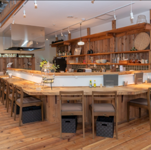 It features a simple design made of natural wood, and the counter seats have a calm atmosphere that makes it easy for even one person to use.You can enjoy the chef's skills up close and see the finished product firsthand.Please stop by even if you are alone.