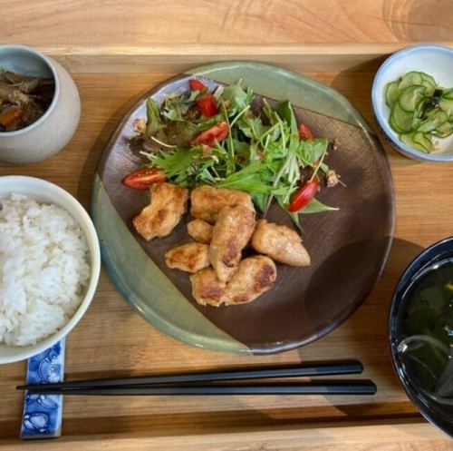 We offer healthy set meals.