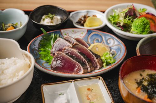 Extremely fresh! Specially selected straw-grilled bonito tataki set meal