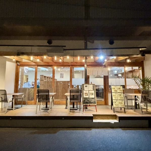 The terrace seats, where you can enjoy the pleasant night breeze, are the best seats for dinner time.Why not enjoy a blissful drink to soothe the fatigue of the day in an open space where you can feel the lights of the city? Along with dishes made with plenty of seasonal ingredients, we will create an extraordinary moment for you.Perfect for dates, girls' nights, and small evenings.Forget the hustle and bustle of the city and enjoy a relaxing evening.