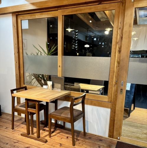 We offer a warm space with natural wooden tables.The warmth of the wood in the restaurant gives you a sense of security and relaxation, allowing you to spend a pleasant time. Enjoy a relaxing meal while chatting with friends and family.