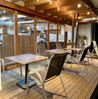 There are four tables with two seats each on the terrace! The open terrace seats are perfect for chatting with friends and family while feeling the pleasant breeze. Enjoy a relaxing time basking in the sunshine.The green surroundings create a relaxing atmosphere!