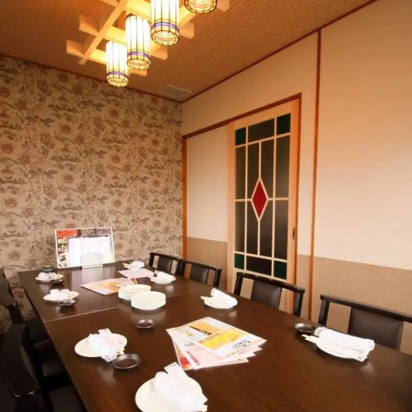 ★お集まりやご会食に最適な個室完備★ゆったりとお食事ができる掘りごたつ半個室を豊富にご用意しております。ご利用人数に合わせて最適なお席をご案内いたします。2名様~最大40名様まで対応可。完全個室は1部屋のみ。7~8名様でのご利用に限定させていただきます。