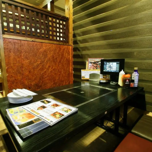 <p>★1階:掘りごたつ半個室(2~6名様)★1階席は全席掘りごたつの半個室。2~6名様/全22席。 1階席/7~28名様、横一列でのみんなの顔が見合わせる配置も人気!ファミリー/同窓会/団体/貸切/宴会/ご宴会/歓送迎会/打ち上げ/サークル/地元の集まり/大人数OK</p>