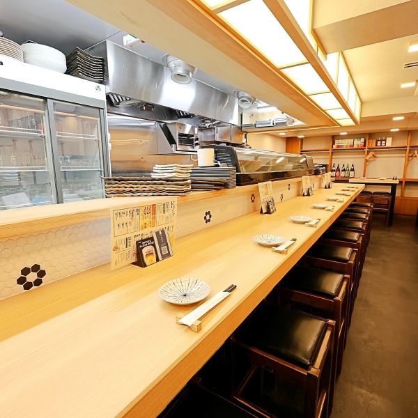 カウンター席では職人の巧みな技とこだわりを目の前でお楽しみいただけます♪職人が演出するライブ感はデートや記念日などの雰囲気にもぴったりです！目の前で握る本格的な江戸前寿司をぜひお楽しみください♪