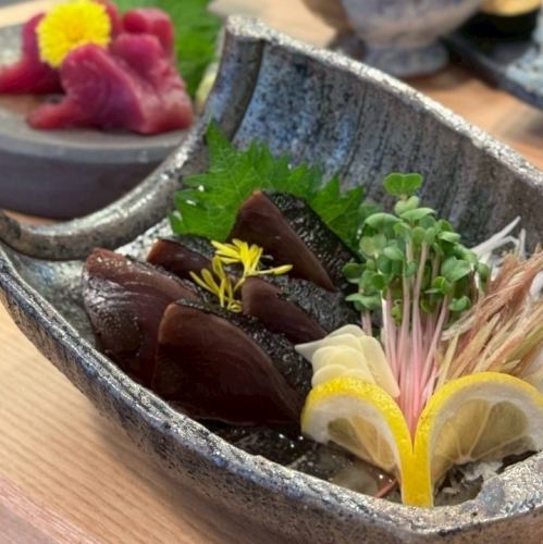用稻草和鹽烤鰹魚