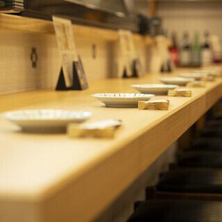 上質な寿司と地酒を味わえる落ち着いた空間です。