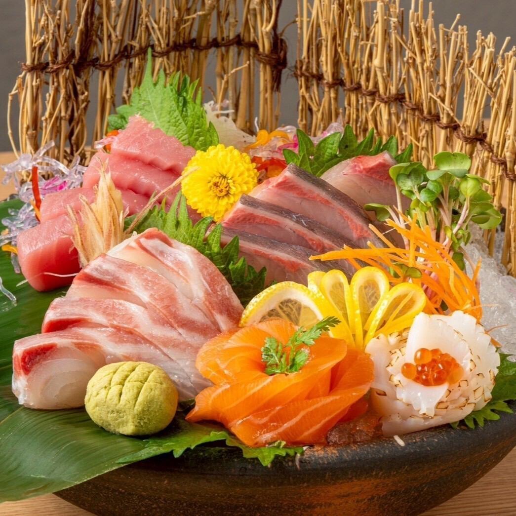 上質な寿司と地酒を味わえる落ち着いた空間です。