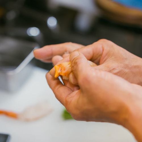 寿司職人が注文ごとに握る本格寿司