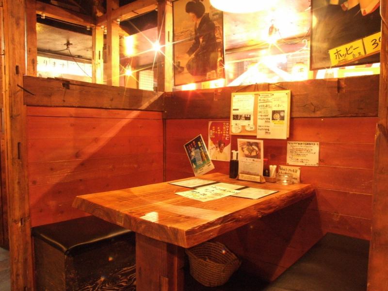 隠れ家ロッジのような温かみある店内☆