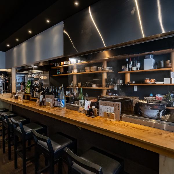 おひとり様やデートに最適なカウンター席は、大人の語らいに。ご家族やグループに便利なテーブル席も完備し、シーンに合わせて心地よく過ごせる「居心地の良さ」を大切にしています。
